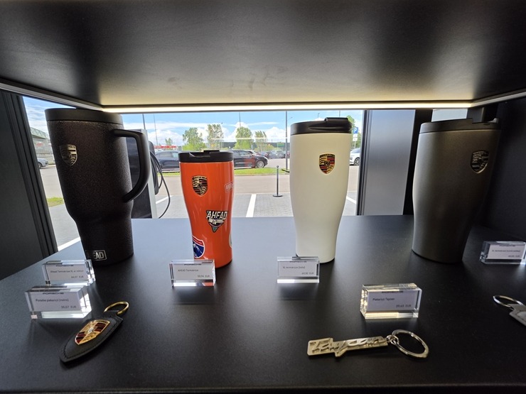 Pārdaugavā tiek atklāts jaunais «Porsche centrs Lidosta» 392402