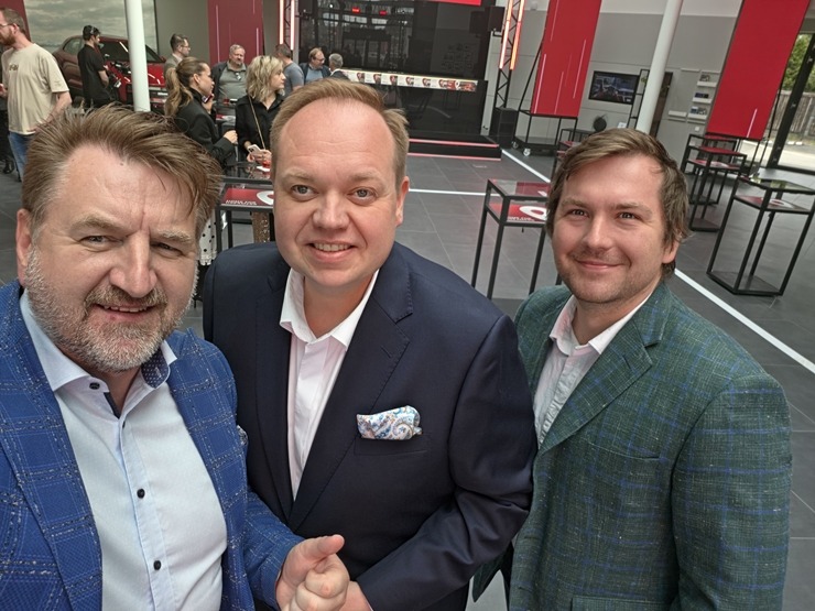 Pārdaugavā tiek atklāts jaunais «Porsche centrs Lidosta» 392407
