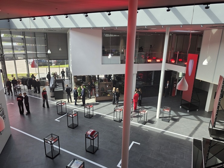 Pārdaugavā tiek atklāts jaunais «Porsche centrs Lidosta» 392384