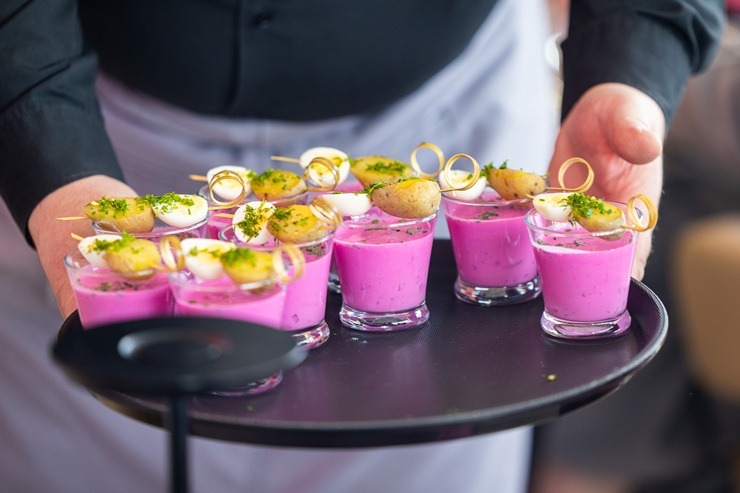 Viļņa iekrāsojas rozā krāsā - sācies aukstās zupas festivāls 392638