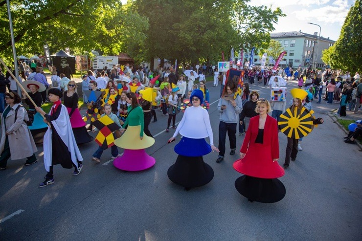 Jelgava ar gājienu un dažādiem pasākumiem svin pilsētas svētkus 393159