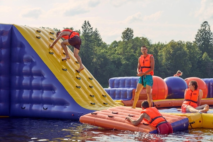 Iepazīstam «Sportive Aqua» ūdens parka aktivitātes uz Cieceres ezera Brocēnos. Foto: sportive.lv 393429