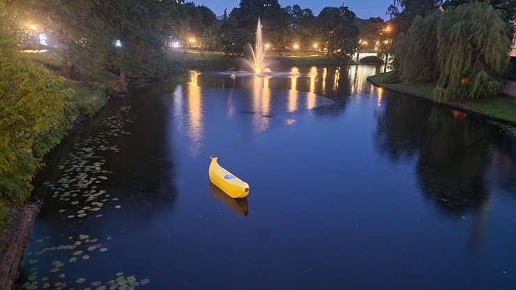 Pie Latvijas Nacionālās operas līdz 30.06. tūristus piesaista vides instalācija «Zem dzeltenās mizas». Foto: Mārtiņš Strubergs 394294