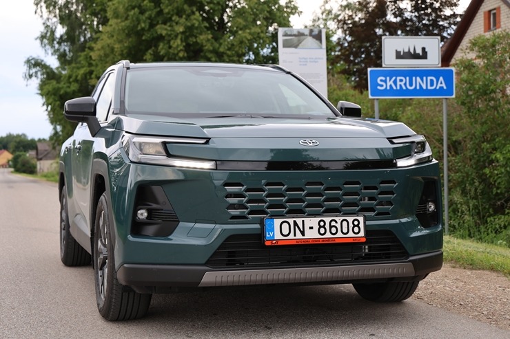 Sadarbībā ar «SIXT Latvia» un «Toyota RAV4» (no 30 eiro dienā) ceļojam uz Skrundas muižu Kuldīgas novadā 394425