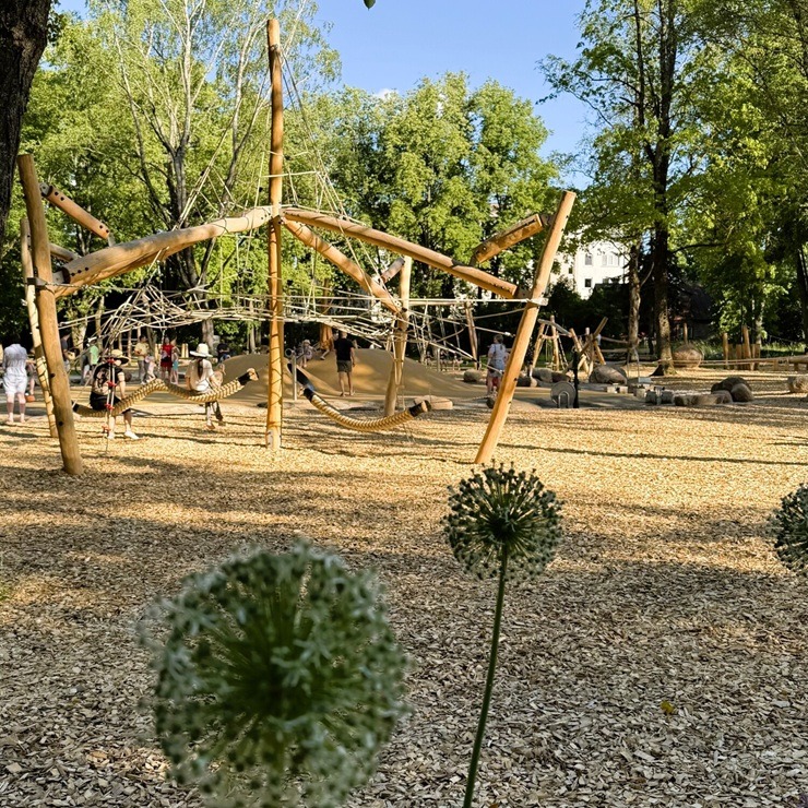Iespaidīgas pārvērtības - Jēkabpilī atklāts atjaunotais Krustpils parks 394948