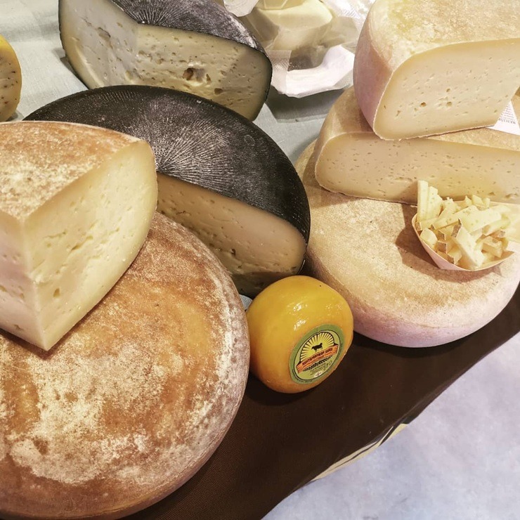 Latvijas siera darītāji iepazīstinās ar savu produkciju Siera tirgū Straupē 394983