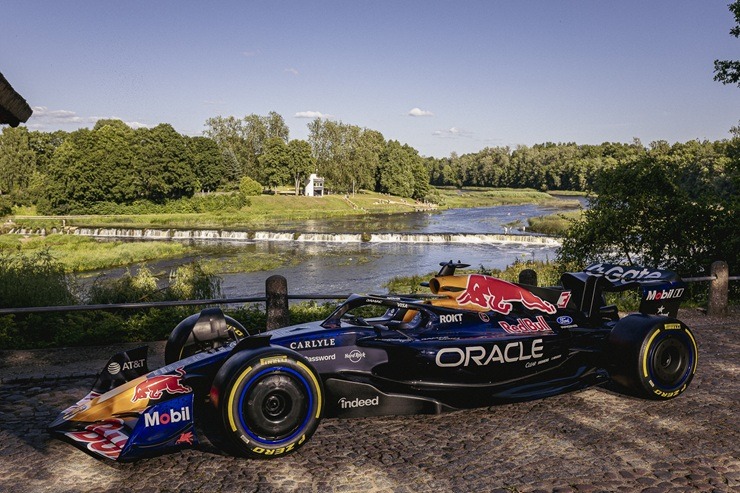 Red Bull F-1 īpašā foto sesijā viesojas Liepājā un Kuldīgā 395155