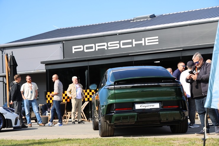 «Cayenne Road Show 2026» ietvaros dažādās trasēs iepazīstam jauno «Porsche Cayenne Electric» un «Porsche 911» modeļus 395297