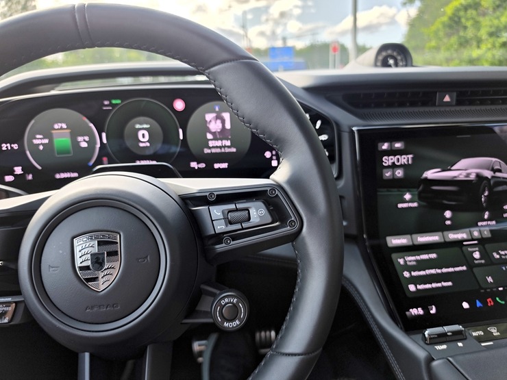 «Cayenne Road Show 2026» ietvaros dažādās trasēs iepazīstam jauno «Porsche Cayenne Electric» un «Porsche 911» modeļus 395303