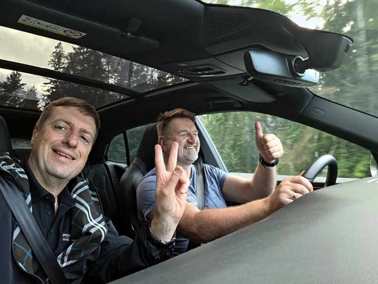 «Cayenne Road Show 2026» ietvaros dažādās trasēs iepazīstam jauno «Porsche Cayenne Electric» un «Porsche 911» modeļus 395304