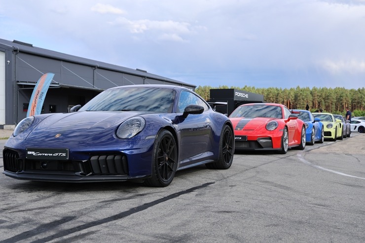 «Cayenne Road Show 2026» ietvaros dažādās trasēs iepazīstam jauno «Porsche Cayenne Electric» un «Porsche 911» modeļus 395309