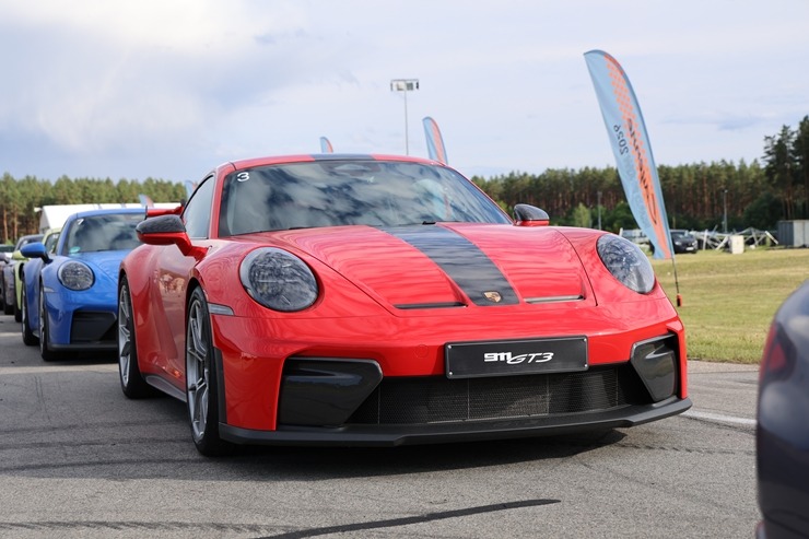 «Cayenne Road Show 2026» ietvaros dažādās trasēs iepazīstam jauno «Porsche Cayenne Electric» un «Porsche 911» modeļus 395314