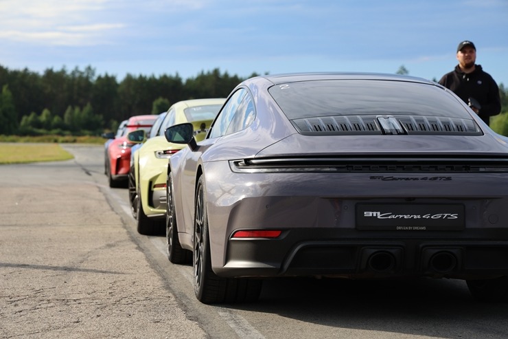 «Cayenne Road Show 2026» ietvaros dažādās trasēs iepazīstam jauno «Porsche Cayenne Electric» un «Porsche 911» modeļus 395326