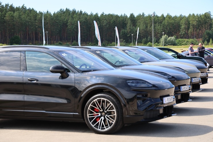 «Cayenne Road Show 2026» ietvaros dažādās trasēs iepazīstam jauno «Porsche Cayenne Electric» un «Porsche 911» modeļus 395283