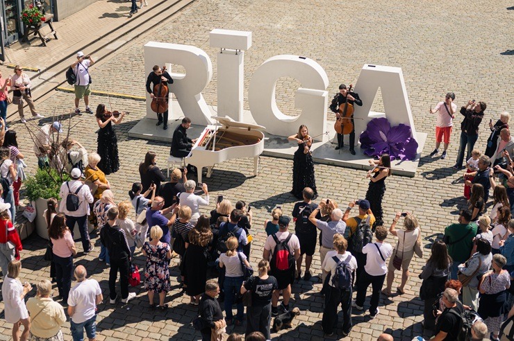 «Gala Galante. Viva La Musica!» mākslinieki pārvērš Vecrīgu par neparastu skatuvi 395364
