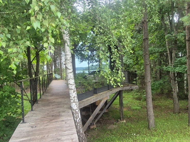 Travelnews un ķepainis Šeidins atpūšas no ikdienas «Glamping Tērvete» 395440