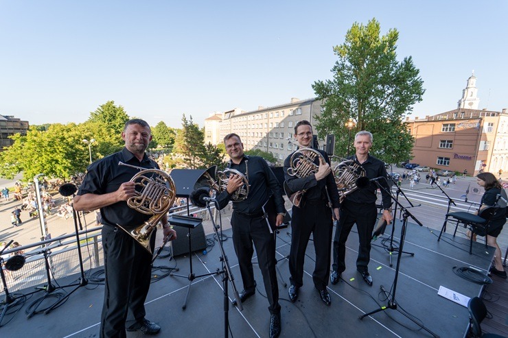 Liepājas koncertzāles muzikālais pikniks pulcē plašu klausītāju loku 395774