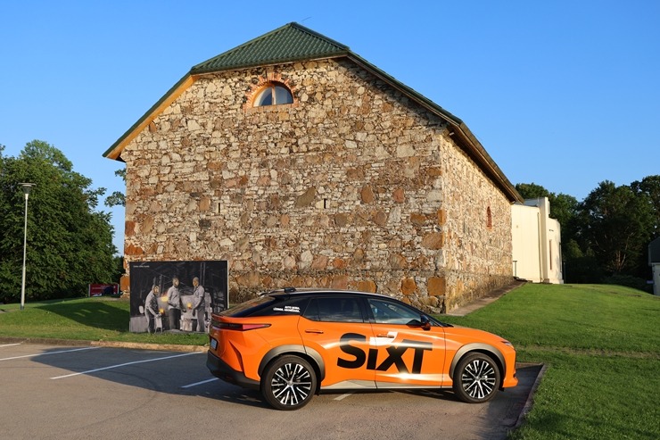 Sadarbībā ar «SIXT Latvia» un «Lexus RZ 500e» (no 855 eiro mēnesī) apceļojam Līvānus 100 gadu jubilejā 395802