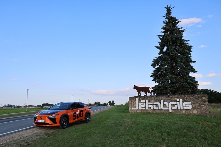 Sadarbībā ar «SIXT Latvia» un «Lexus RZ 500e» (no 855 eiro mēnesī) apceļojam Krustpili un Preiļu novadu 395854