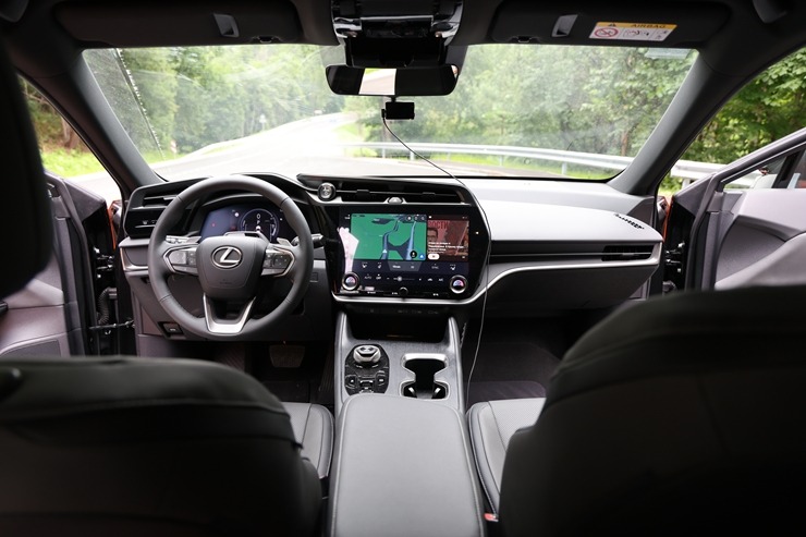 Apceļojam Latviju sadarbībā ar «SIXT Latvia» un «Lexus RZ 500e» (no 850 eiro mēnesī) 396059