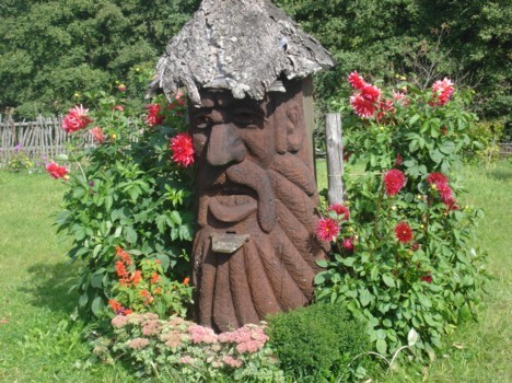 Muzeja dārzā atrodas Lietuvas mākslinieka A. Patiejūna skulpūras, kas darinātas no ozola 18626