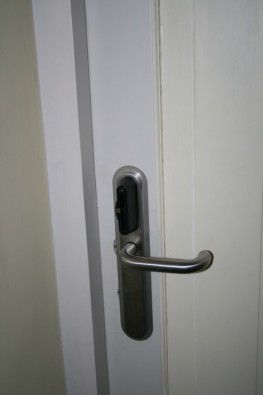 Viesnīcas numuru durvīm ir elektroniskās atslēgas 18783