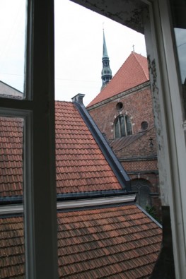 Skats no viesnīcas logiem paveras brīnišķīgs skats uz Vecrīgas jumtiem un torņiem 18789