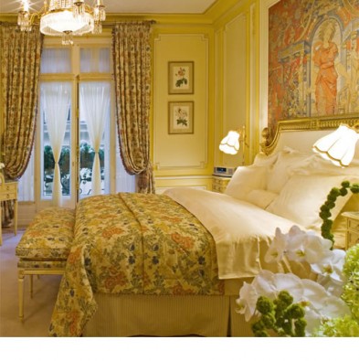 Otrajā pozīcijā seko plaši pazīstamā Parīzes viesnīca Ritz: šeit Prusts ir rakstījis grāmatu „Pazudušā laika meklējumos”, tāpat šeit savu pēdējo dzīve 18853