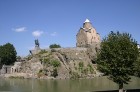 Skats uz pieminekli Tbilisi dibinātājam Vahtangam Gurgasavam. Leģenda vēsta, ka Vahtangs I devies medībās ar piekūnu, apvidū, kurā bija nolēmis celt j 8