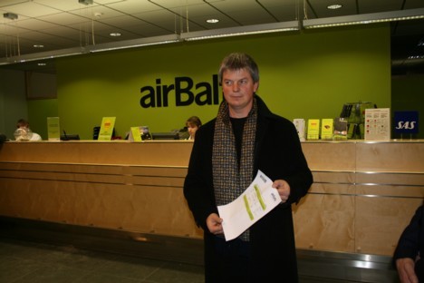 Rihards Sprukulis - 10 000 aviokompānijas pasažieris, kurš lidojumam ar airBaltic no Rīgas lidostas reģistrējās internetā 19253