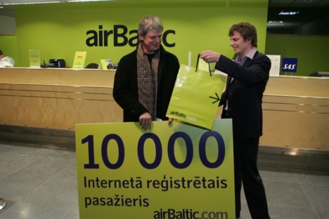 Laimīgais pasažieris dāvanā no airBaltic saņēma bezmaksas lidojumus divām personām no Rīgas vai Viļņas lidostas uz jebkuru no tiešo reisu galamērķiem  19256