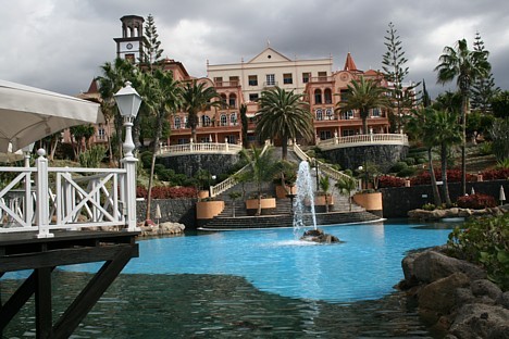 Par labāko viesnīcu, ko piedāvā Tez tour Tenerifā, var uzskatīt Gran Hotel Bahia Del Duque Resort. Tā ir 5 zvaigžņu viesnīca ar 482 istabiņām, neksait 19346