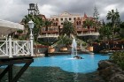 Par labāko viesnīcu, ko piedāvā Tez tour Tenerifā, var uzskatīt Gran Hotel Bahia Del Duque Resort. Tā ir 5 zvaigžņu viesnīca ar 482 istabiņām, neksait 6