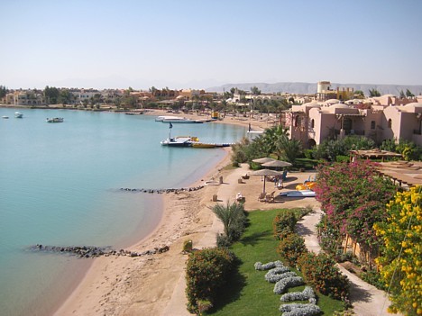 El Guna atrodas Sarkanās jūras piekrastē 30 km uz ziemeļiem no Hurgadas. Tā nav līdzīga citām Ēģiptes kūrortpilsētām un to nereti sauc par 