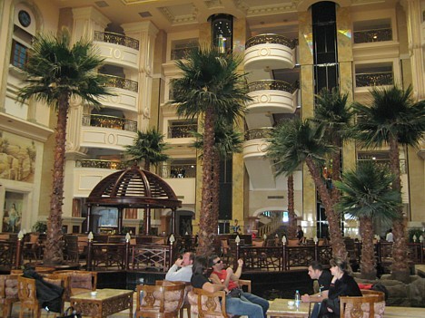 Greznā, ar palmām rotātā, viesnīcas halle 19408