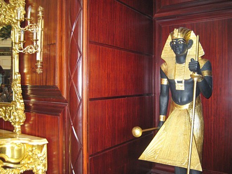Ēģiptiešu vēsturiskās figūras un viesnīcas dizaina apzeltītie un krāšņie elementi 19409