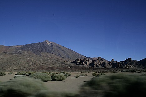 Vulkāns Teide pašlaik ir kluss, taču viņš nav miris. Vietējie stāsta, ka tas atmostas katru simto gadu un tas būtu - 2009.gadā 19425