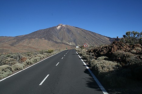 Autoceļš ir vienkārši super - kabrio un plīvojošus matus - kā filmās. Skats uz 3 718 metru augsto vulkānu Teide. 19426
