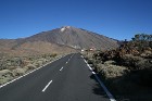 Autoceļš ir vienkārši super - kabrio un plīvojošus matus - kā filmās. Skats uz 3 718 metru augsto vulkānu Teide. 3
