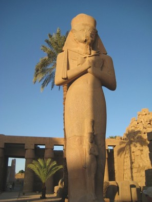 Izcilākā un varenākā faraona Ramzesa II statuja 19445