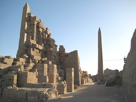 Karnakas tempļa drupām saglabāt savu varenumu līdz pat mūsdienām, tā atklājot tempļa kompleksa milzīgos izmērus, kas laika gaitā sasnieguši 560 m plat 19446