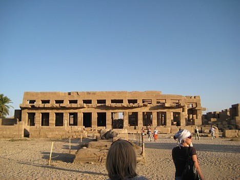 Tā kā Karnakas templis bija valsts augstākā svētnīca, tad ikviens nākamais faraons centās to paplašināt un izdaiļot, tā laika gaitā izjaucot tempļa sā 19452