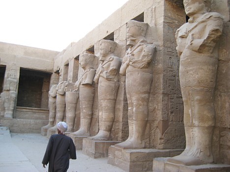 Karnakas tempļa statuju kolonnas 19453