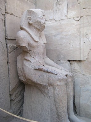 Vēsturē iegājušo personu statujas ir izvietotas visā Karnakas tempļa teritorijā 19454