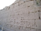 Korāna vēstījumi uz tempļa sienām 8