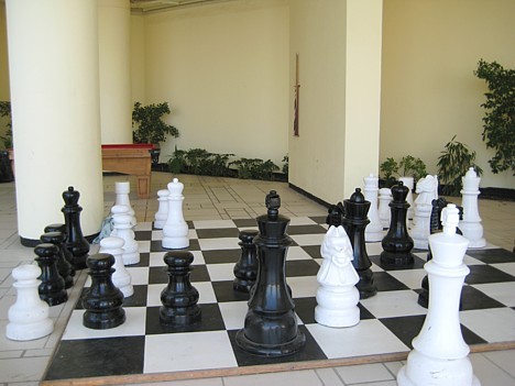 Īpaši pievilcīgu šaha spēli rada lielās spēles figūras 19486