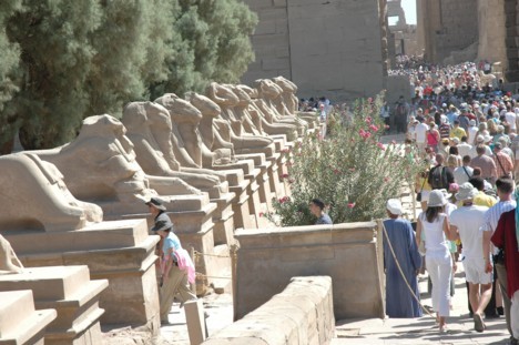 Ieeja Karnakas templī 19553