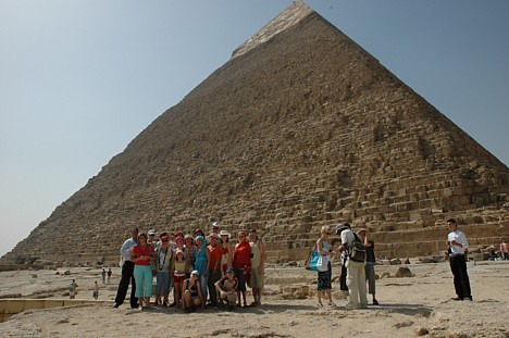 Tūristu grupa Gīzas piramīdu pakājē 19565