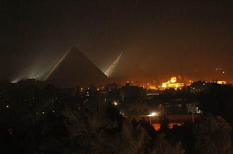 Ēģiptes piramīdas naktī 19570