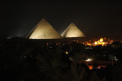 Ēģiptes piramīdas naktī. Sīkāka informācija par ceļojumu iespējām kopā ar tūroperatoru Viva Tour: www.vivatour.lv 19571